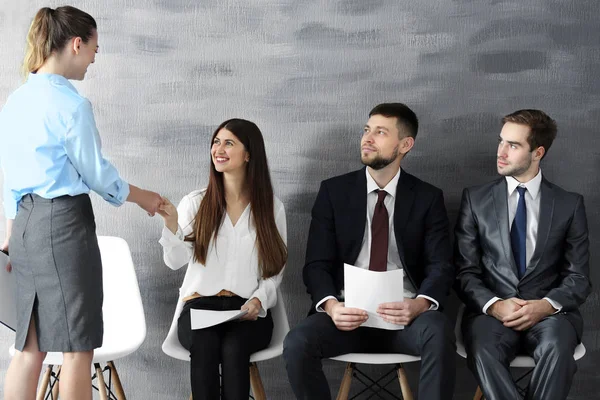 Gruppe junger Leute wartet drinnen auf ein Interview — Stockfoto