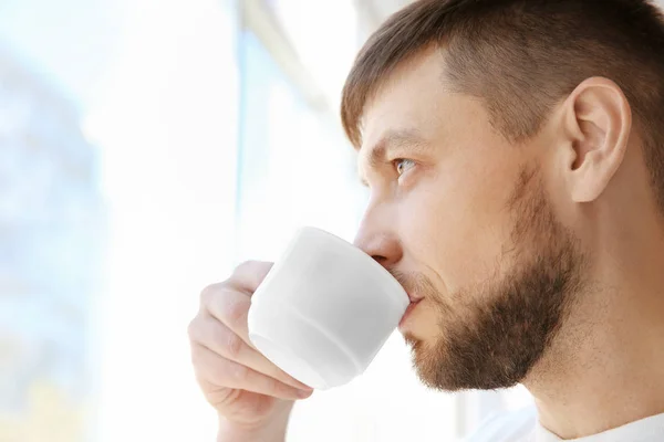 Homme buvant du café — Photo