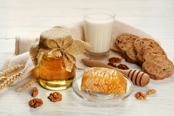 Komposisi dengan susu, madu, roti dan sarang madu — Stok Foto