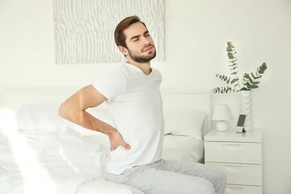 Hombre sintiendo dolor de espalda — Foto de Stock