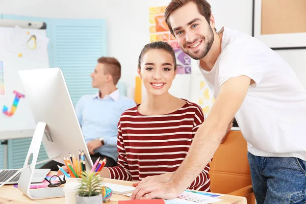 Grupo de jóvenes diseñadores — Foto de Stock