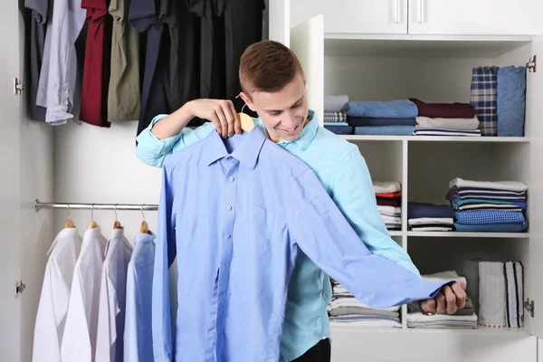 Uomo che sceglie camicia — Foto Stock