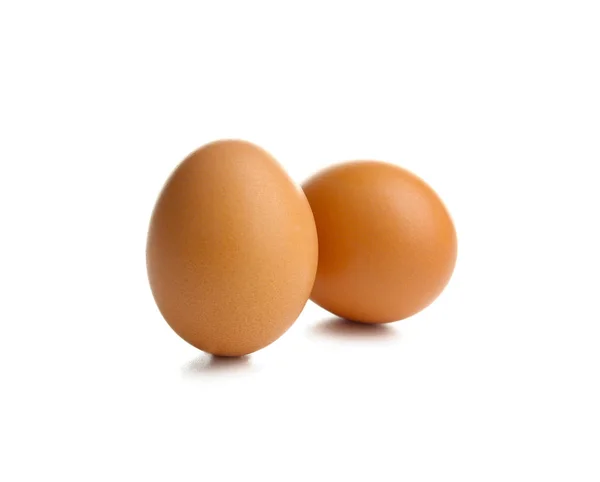 Ovos crus sobre fundo branco — Fotografia de Stock