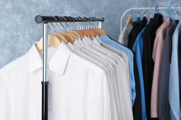 Стойка чистой одежды — стоковое фото