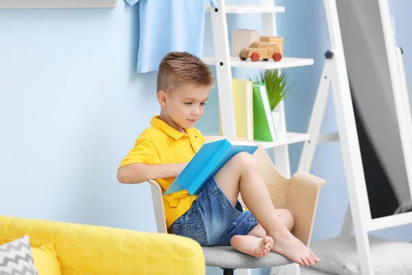 Libro de lectura niño — Foto de Stock