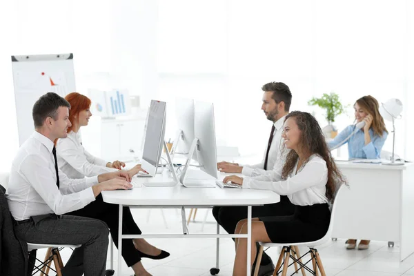 Les gens d'affaires au bureau — Photo