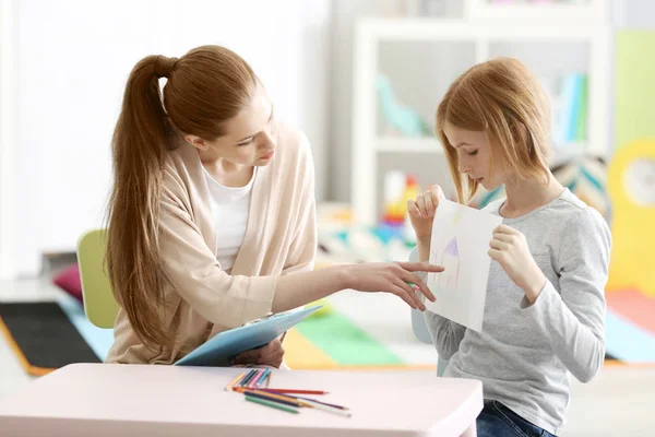 Psicólogo trabajando con adolescente chica — Foto de Stock