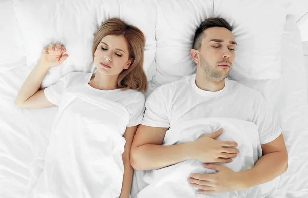 Jeune couple mignon au lit — Photo