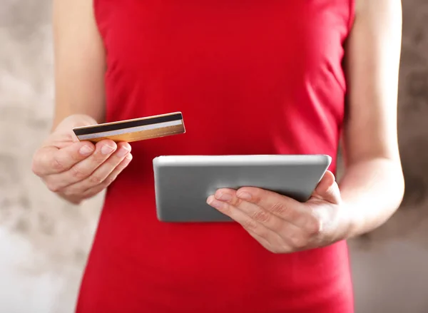 Mujer con tarjeta de crédito —  Fotos de Stock