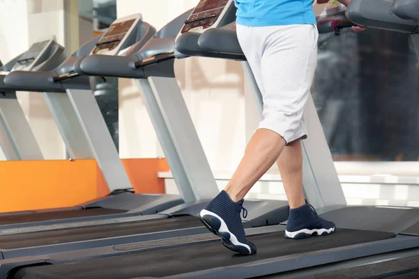 Ung man springer på löpband i gymmet — Stockfoto