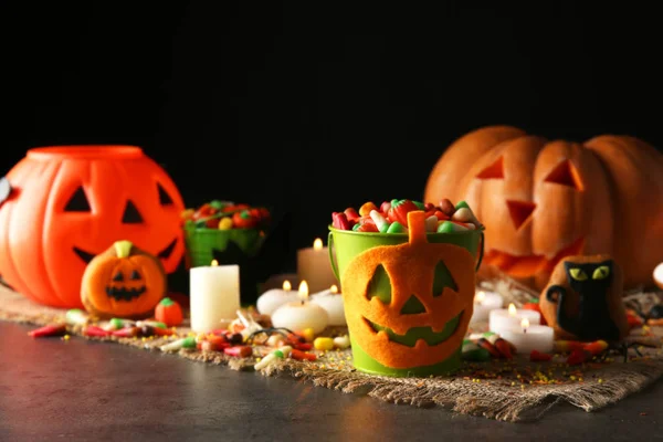 Хэллоуин сладости и декор — стоковое фото