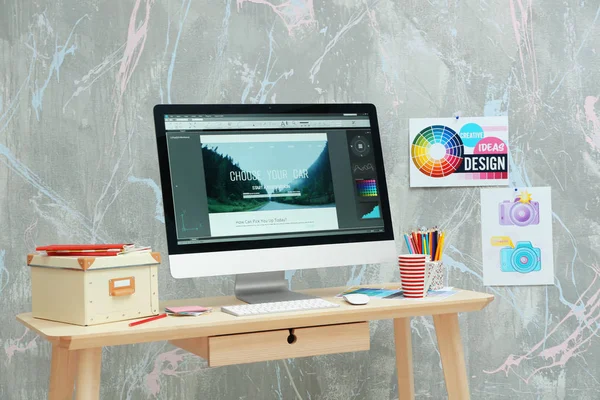 Local de trabalho com computador na mesa — Fotografia de Stock