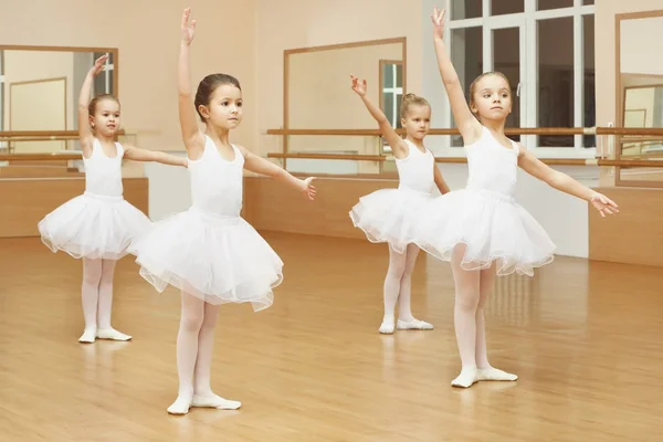 Grupo de meninas bonitas praticando balé na aula — Fotografia de Stock