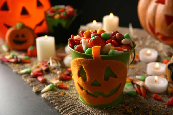 Halloween-Süßigkeiten und Dekor — Stockfoto
