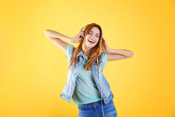 Bella giovane donna Ascoltare musica — Foto Stock