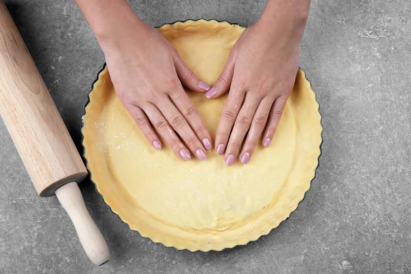 Mujer preparando pastel —  Fotos de Stock