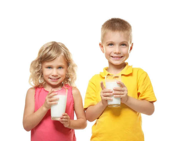 Menina e menino segurando óculos de leite — Fotografia de Stock