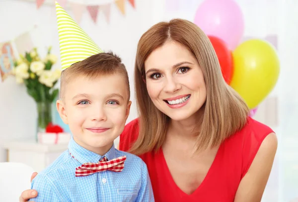 Mãe com seu filho na festa de aniversário — Fotografia de Stock