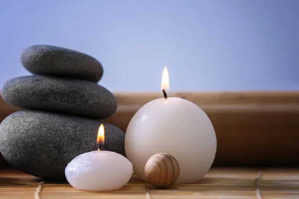 Spa kamienie ze świecami — Zdjęcie stockowe