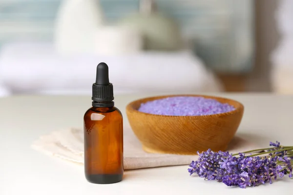 Flasche ätherisches Öl mit Lavendel — Stockfoto