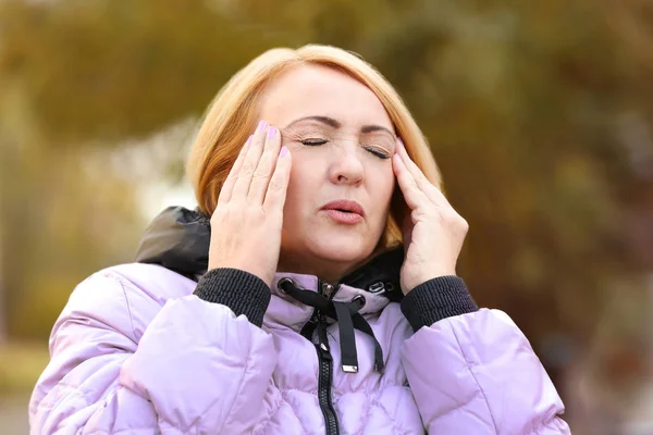 Mujer con dolor de cabeza — Foto de Stock