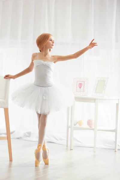 Mała baletnica tancerz w domu — Zdjęcie stockowe