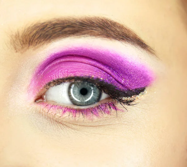 Ojo femenino con maquillaje elegante — Foto de Stock