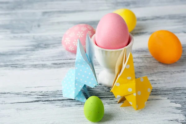 Coelhos da Páscoa com ovos coloridos — Fotografia de Stock