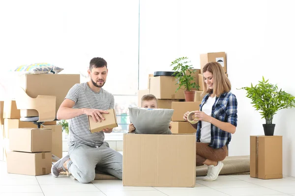 Glückliche Familie packt Kartons — Stockfoto