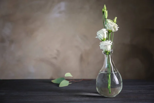 Florero de vidrio con ramo de flores — Foto de Stock