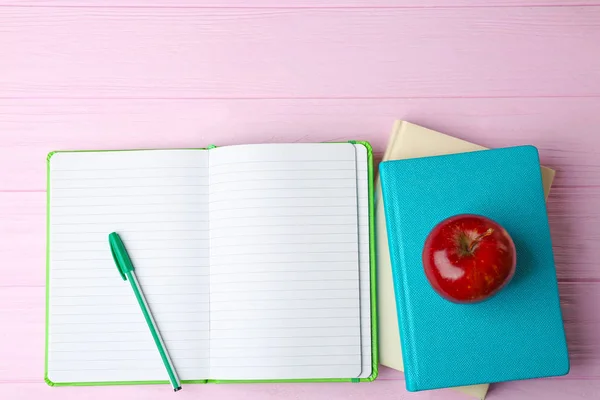 ノートブック、赤いリンゴ — ストック写真