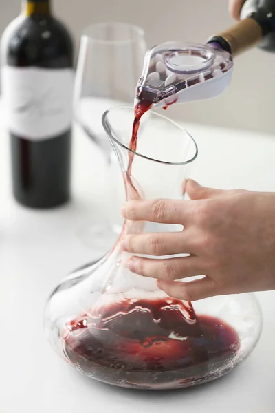 Сомелье разливает вино — стоковое фото