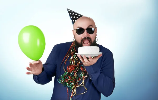 Homem com bolo de aniversário — Fotografia de Stock