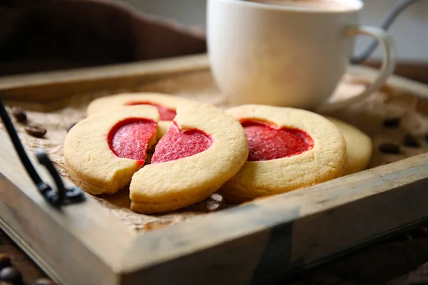 Печенье с кофе на подносе — стоковое фото