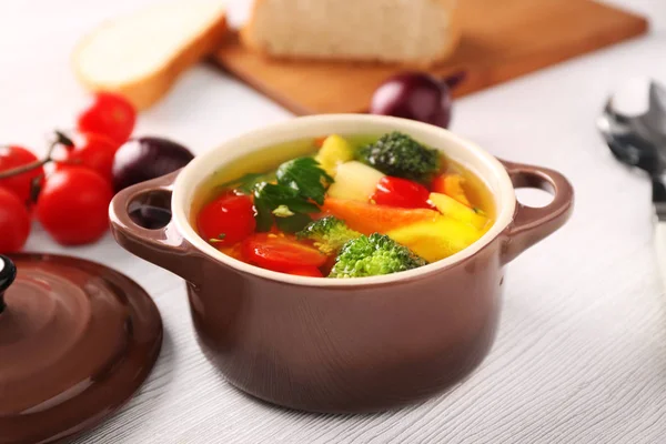 Cacerola con deliciosa sopa y verduras —  Fotos de Stock