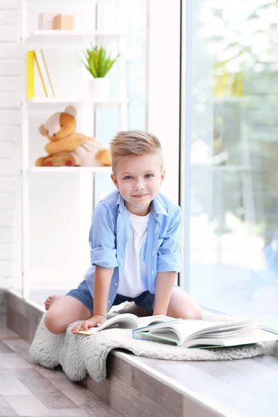 Αγόρι διαβάζει βιβλίο — Φωτογραφία Αρχείου
