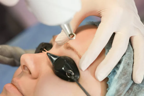 Mestre com laser de remoção de tatuagem profissional — Fotografia de Stock