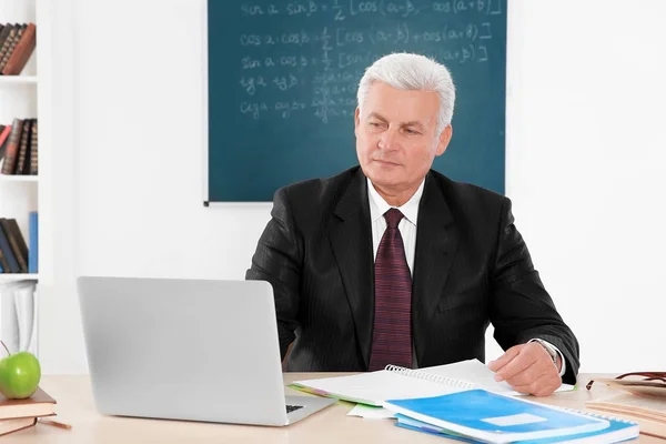 Professor sénior na aula — Fotografia de Stock