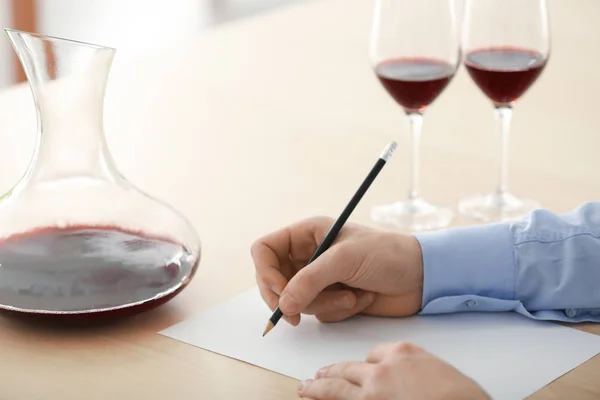 Sommelier estimating red wine — Stock Photo, Image