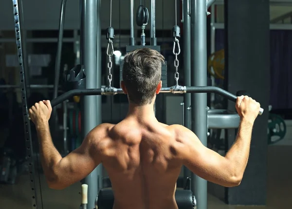 Αθλητικός άνδρας κατάρτισης ραχιαίους μυς — Φωτογραφία Αρχείου
