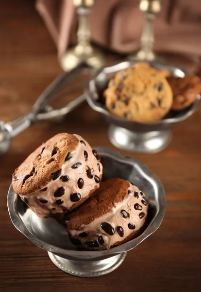 Cookies with ice cream and chocolate chips — Stock Photo, Image