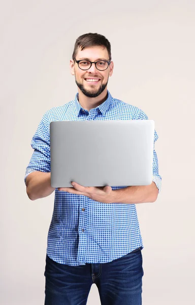 Guapo joven programador con portátil —  Fotos de Stock