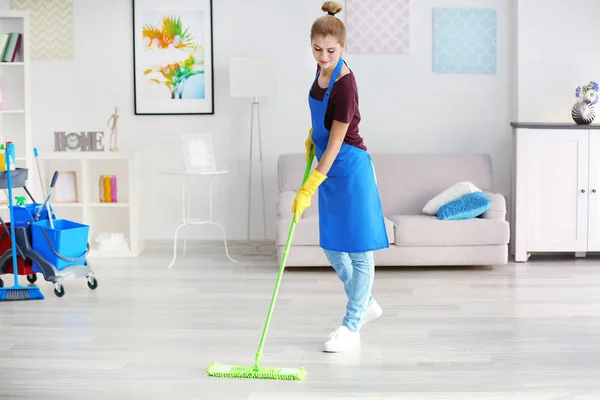 Ładna kobieta moping podłogi — Zdjęcie stockowe