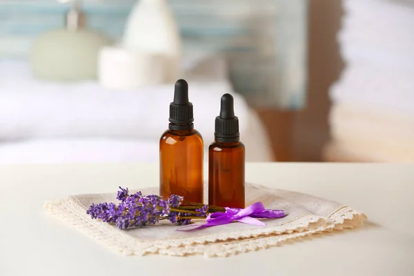 Flaschen ätherisches Öl mit Lavendel — Stockfoto