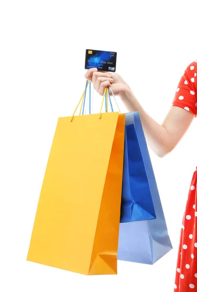Frau mit Einkaufstaschen und Kreditkarte — Stockfoto