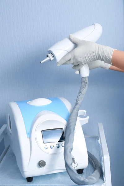 Cosmetologist com máquina de remoção a laser — Fotografia de Stock