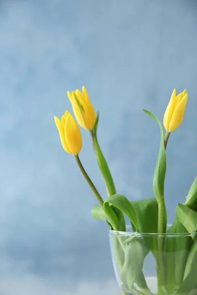 Vaso di vetro con bouquet di tulipani — Foto Stock