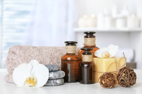 Conjunto de spa com óleos de aroma e seixos — Fotografia de Stock