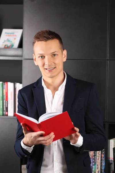 Hombre Guapo Leyendo Libro Biblioteca —  Fotos de Stock