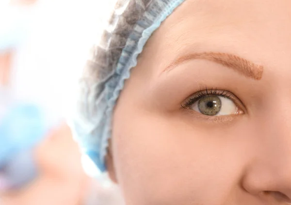 Mujer en proceso de eliminación de tatuajes de cejas — Foto de Stock